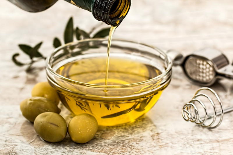 olive oil as makeup remover
